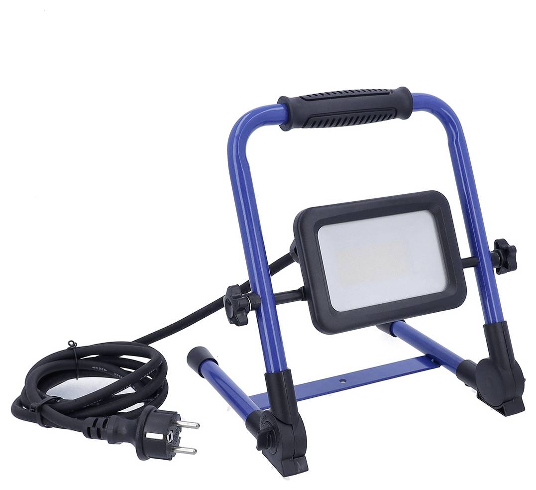Bärbar LED-arbetslamppa med svart och blå ram, justerbar ställning och en långt elsladd med trespetsig kontakt.