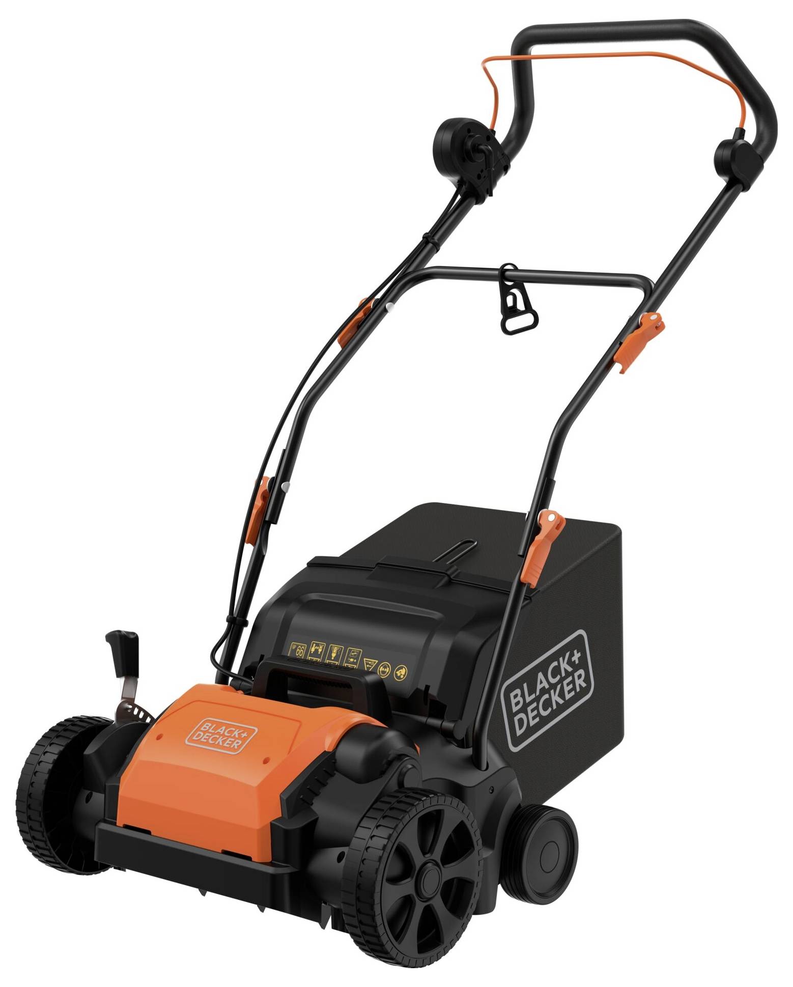 En "BLACK+DECKER" elektrisk gräslyftare och scarifier med justerbar handtag, svart och orange design, och gräsinsamlingslåda.