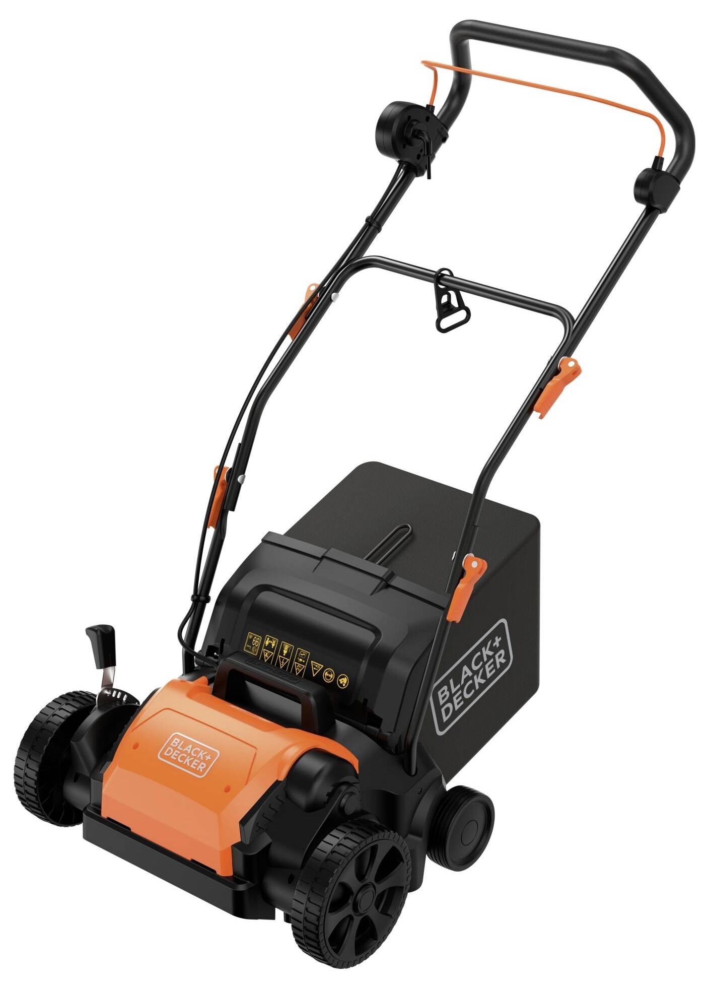 Gräsklippare med svart kropp, orange detaljer, utrustad med grässamlare. Märke: Black & Decker.