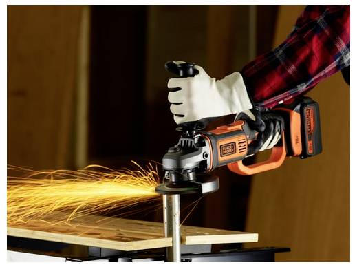 En person använder en elektrisk vinkelslipar för att skära metall, med glödande gnistor som flyger omkring. Verktyget är märkt med orange och svarta färger.