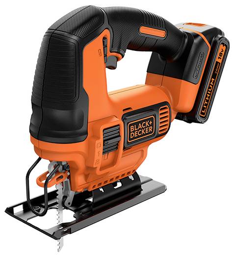 En orange och svart trådlös sticksåg med litiumackumulator, utrustad med ergonomiskt handtag och metallblad, lämplig för träarbetsuppgifter.