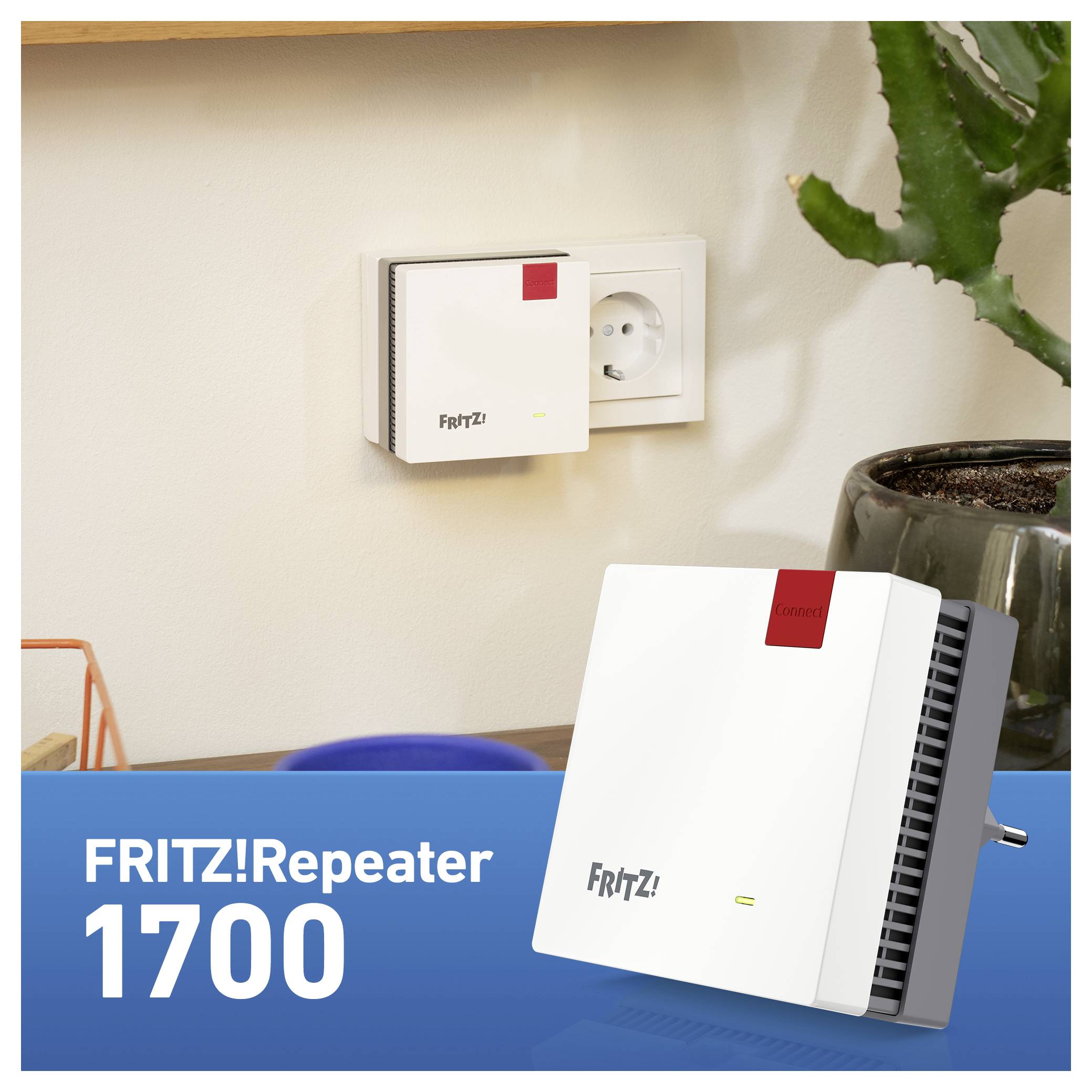 "FRITZ! Repeater 1700" visas inkopplad i ett väggkontakt, med produktmärkning och display på en blå bakgrund.