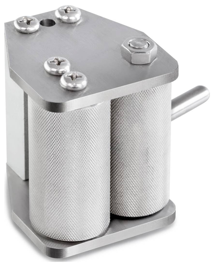 En metallpastamaskine med två cylindriska walsar och ett handtag, används för att forma pastadeg.
