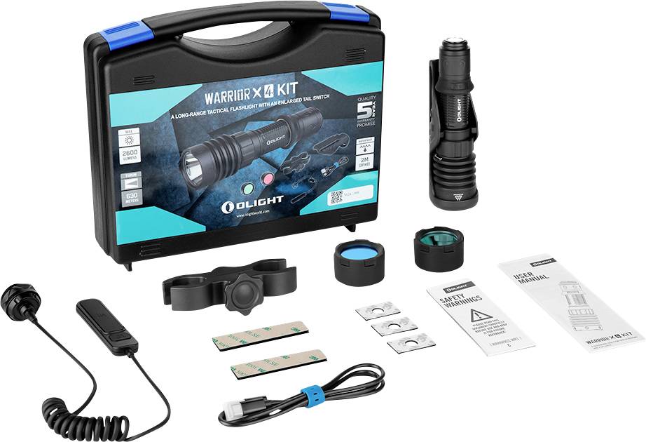 En svart väska märkt 'Warrior X Turbo Kit' med en högeffektiv ficklampa och tillbehör, inklusive fästen, filter och laddningsverktyg.