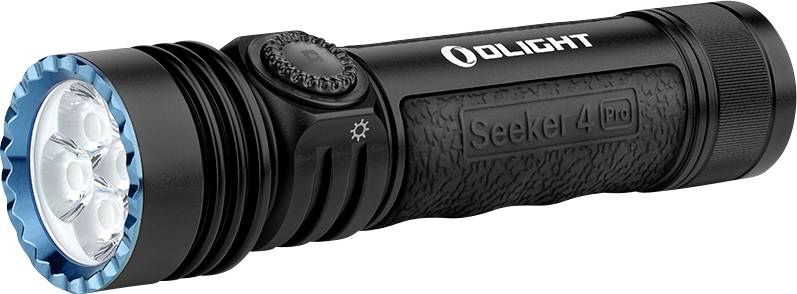 En svart ficklampa med blå accenter märkt "Seeker 4 Pro" från Olight, med ett strukturerat grepp och fyra LED-lampor.