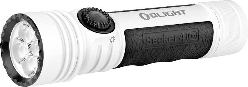 En vit och svart handhållen ficklampa med fyra LED-lampor, ett strukturerat grepp och orden "Olight Seeker 4 Pro" på sidan.