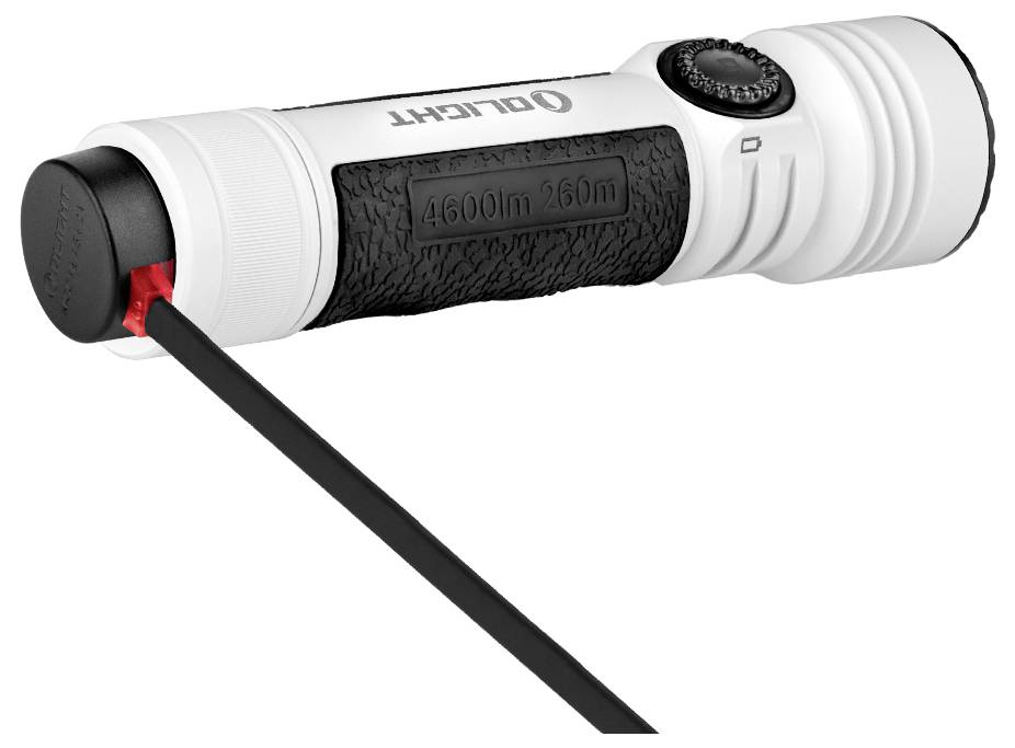 En vit ficklampa märkt "OLIGHT", visar ett texturerat grepp och specifikationer på 4600lm 250m, med en svart laddningskabel ansluten.