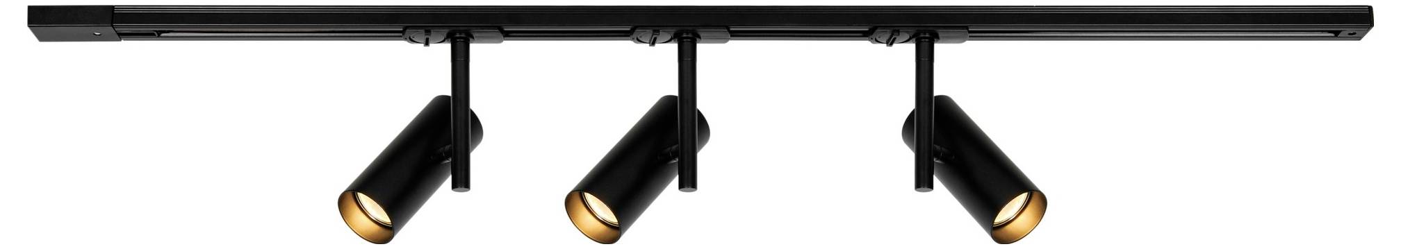 Svart spårljusfixtur med tre justerbara spotlights som var och en avger varmt ljus riktat nedåt.