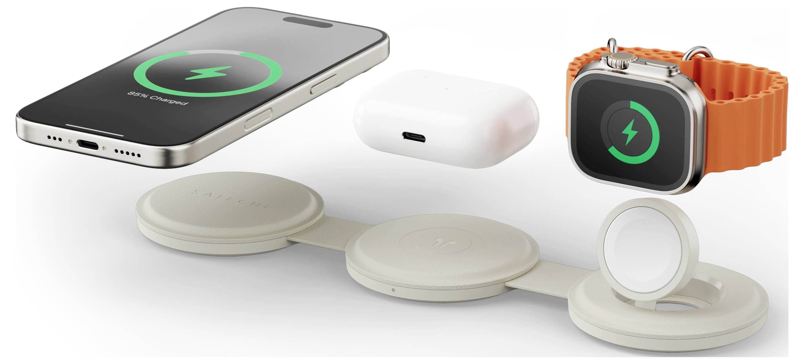 Trådlös laddningsuppsättning med smartphone, öronsnäckor och smartklocka på ett orange band, vilket indikerar aktiv laddning på alla enheter.