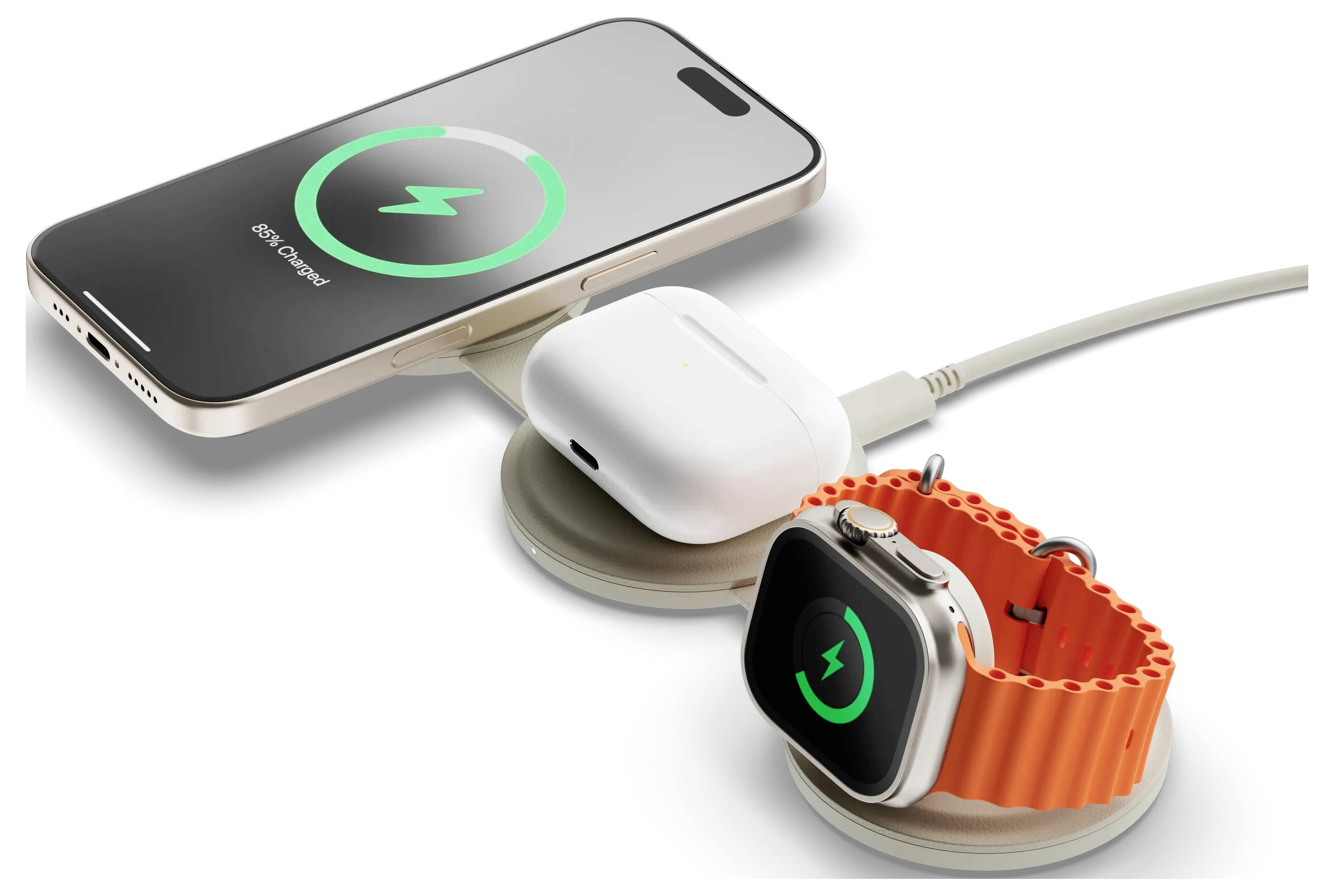 En smartphone, trådlösa hörlurar och en smartklocka laddar på en trådlös laddare för flera enheter. Smartphonen visar en laddningsikon.
