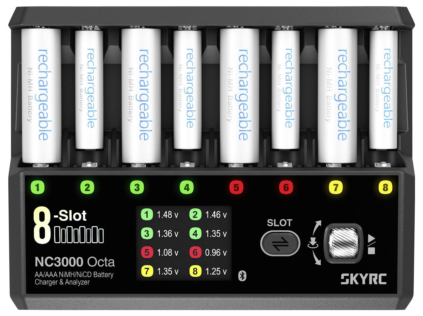 8-plats batteriladdar/analysator för AA/AAA NiMH/NiCd-batterier, visar åtta batterier som laddas och spänningsavläsningar per plats på displayen.