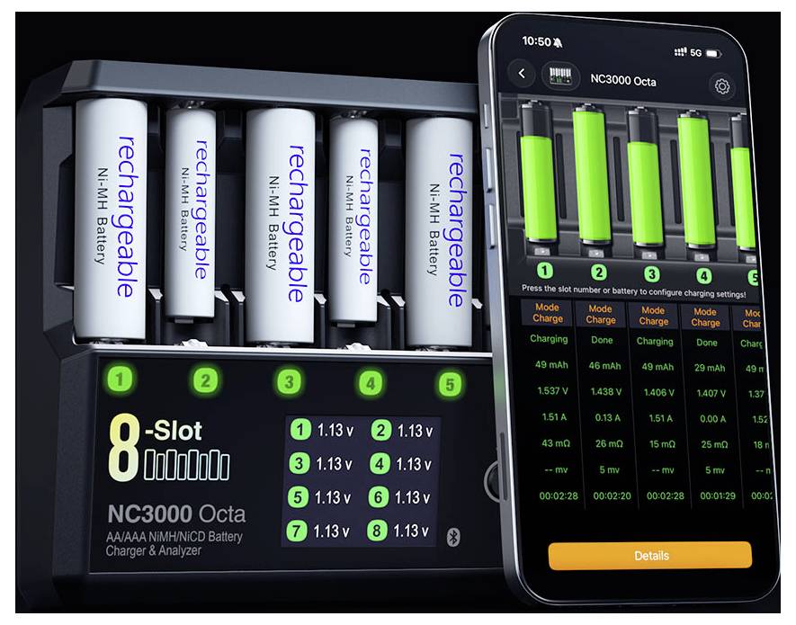 Åtta-slots uppladdningsbar batteriladdare med fem AA/AAA Ni-MH batterier installerade, visad med en telefonapp som övervakar laddningsstatus och spänningsnivåer.