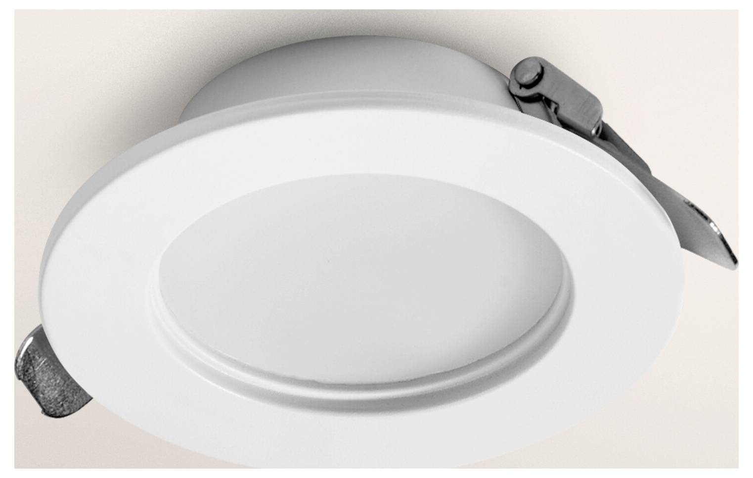 Nedsänkt takarmatur med rund vit ring och metallklämma på sidan för installation.