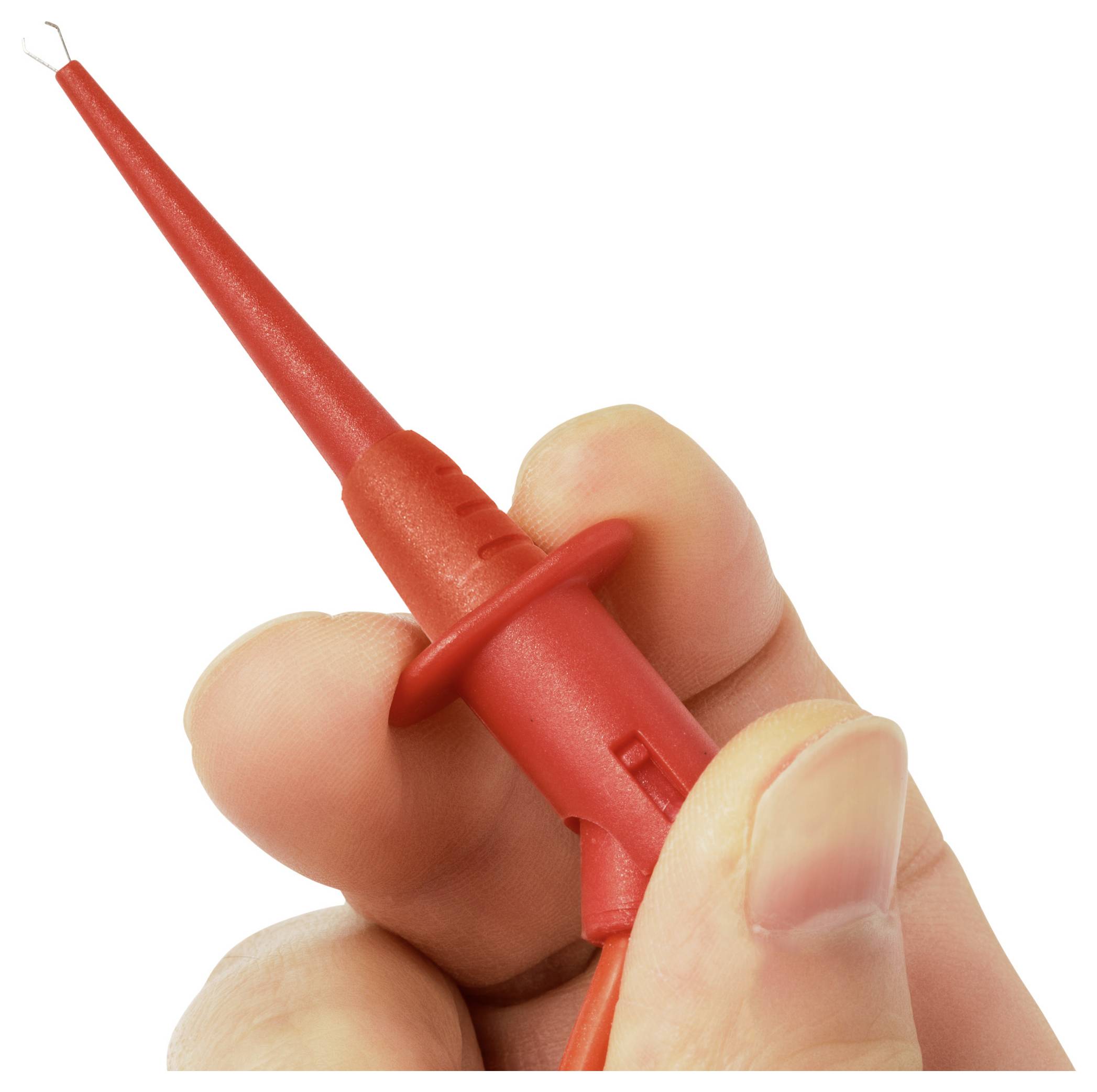Närbild av en hand som håller en röd elektrisk testprob med en spetsig spets, isolerad på en vit bakgrund.