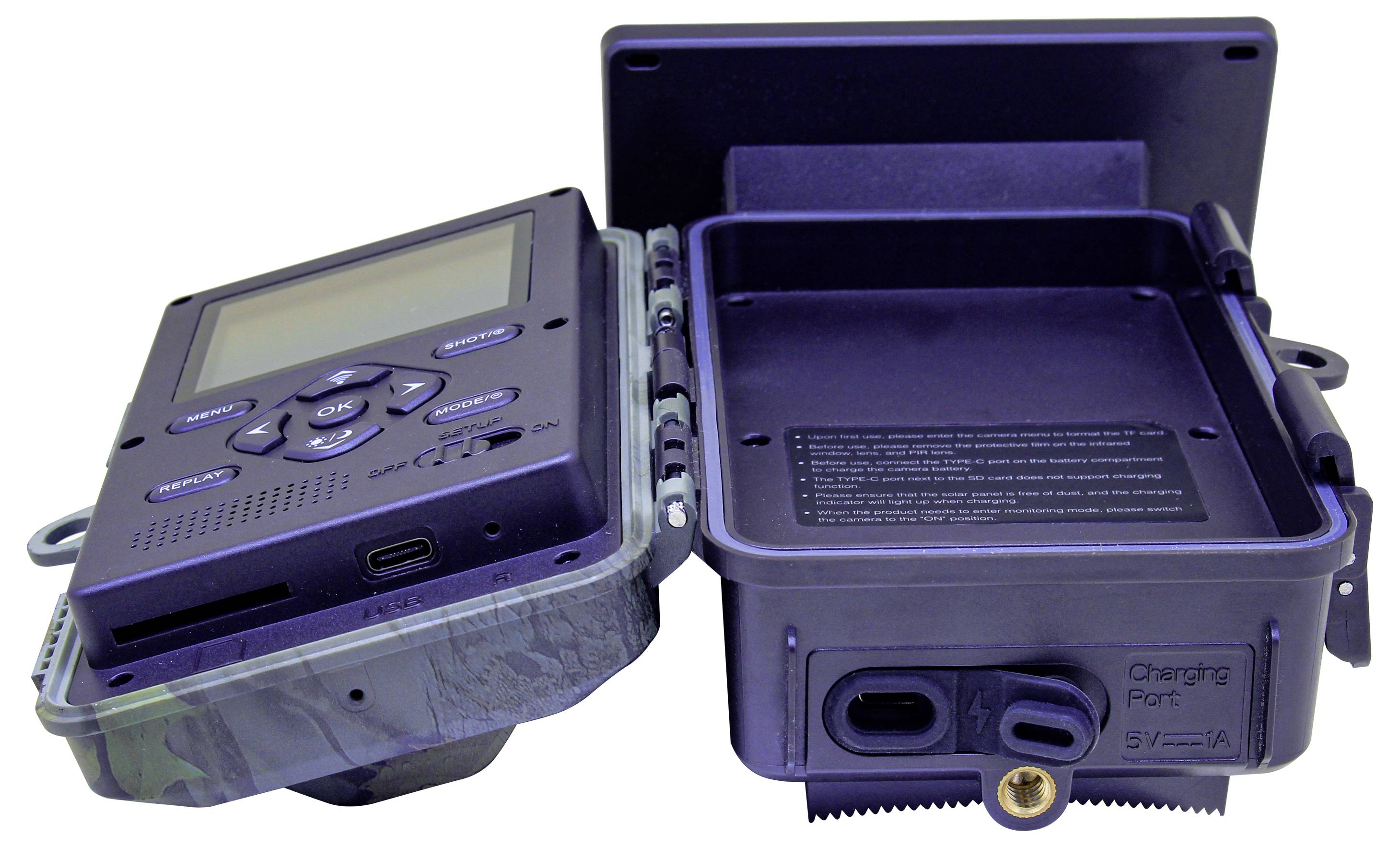 Bärbar elektronisk enhet i ett öppet svart robust fodral, med en skärm och kontrolknappar på vänster sida och en laddningsstation på höger sida.