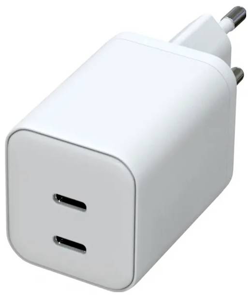 En vit USB-C väggadapter med två USB-C-portar, visad mot en enkel bakgrund.