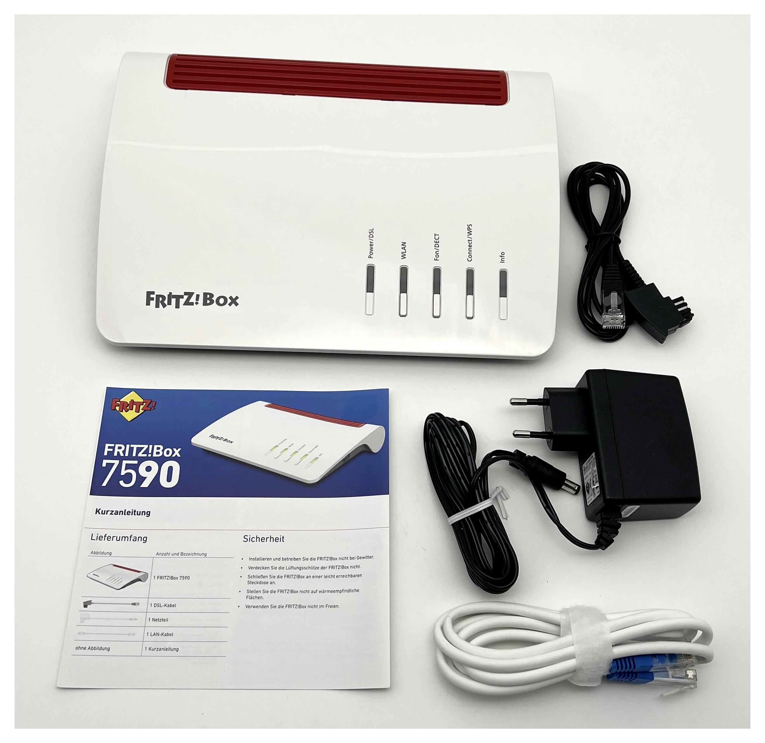 En vit router med röd accent, märkt "FRITZ!Box", tillsammans med en strömadapter, en Ethernet-kabel, en telefonkabel och en instruktionshandbok.