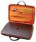 Ett öppet orange bärfodral för bärbar dator visar en stängd bärbar dator, en rulad kabel, en anteckningsbok och en penna, allt snyggt organiserat i fickor.