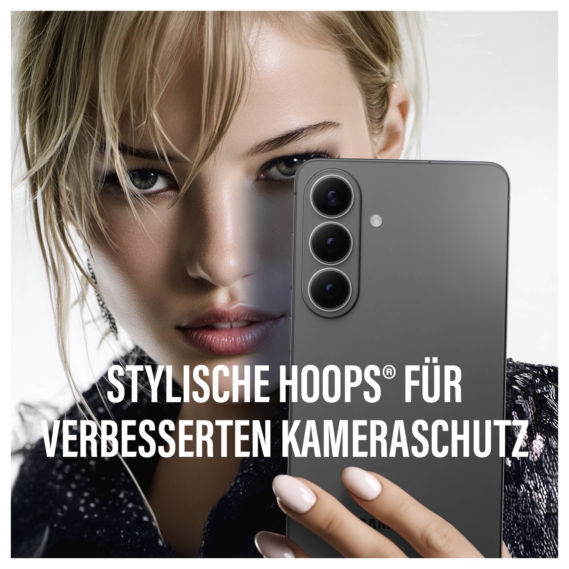 Kvinna håller smartphone nära sitt ansikte och betonar kamerasäkerhetsfunktionen. Texten lyder: "Stilfulla Hoops® för förbättrat kamerasäkerhet".