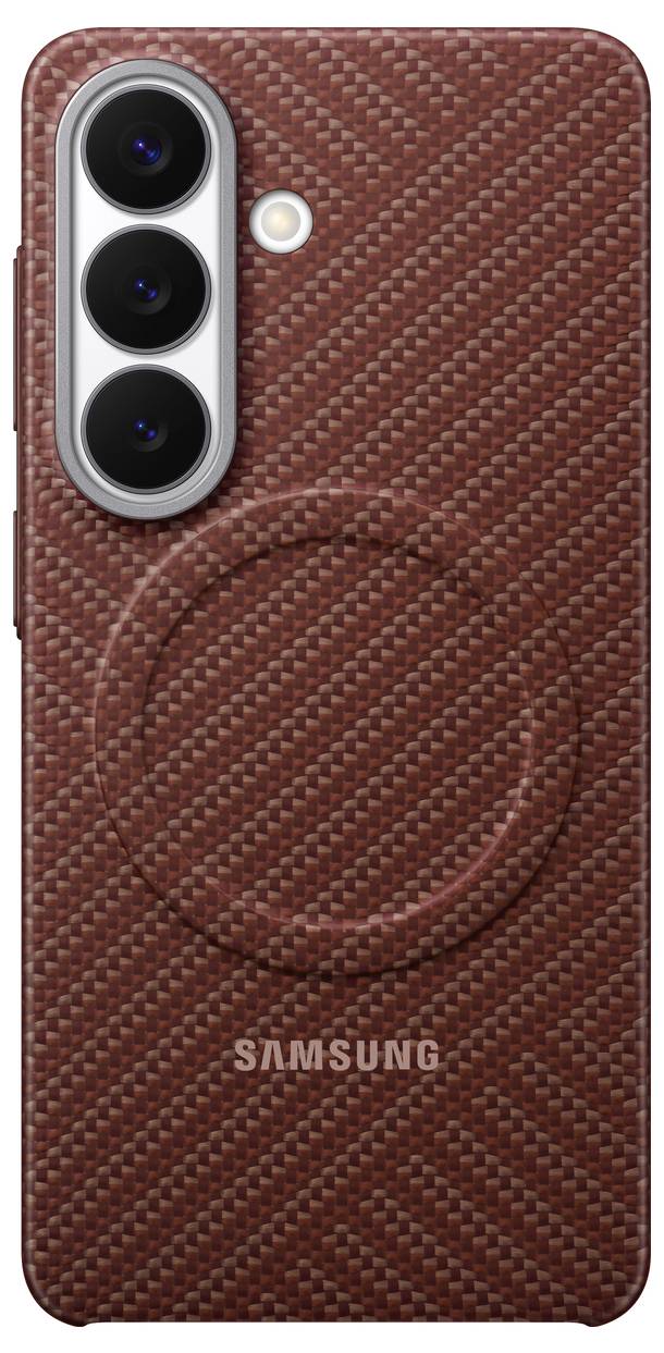 En Samsung-telefon med tre bakre kameror och ett texturerat rödbrunt skal med en cirkulär design i mitten.