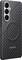 En Samsung-telefonmodell med vikbar skärm i ett mörkt, texturerat skyddsfodral, som visar upp dess trippelkamerauppsättning på baksidan.
