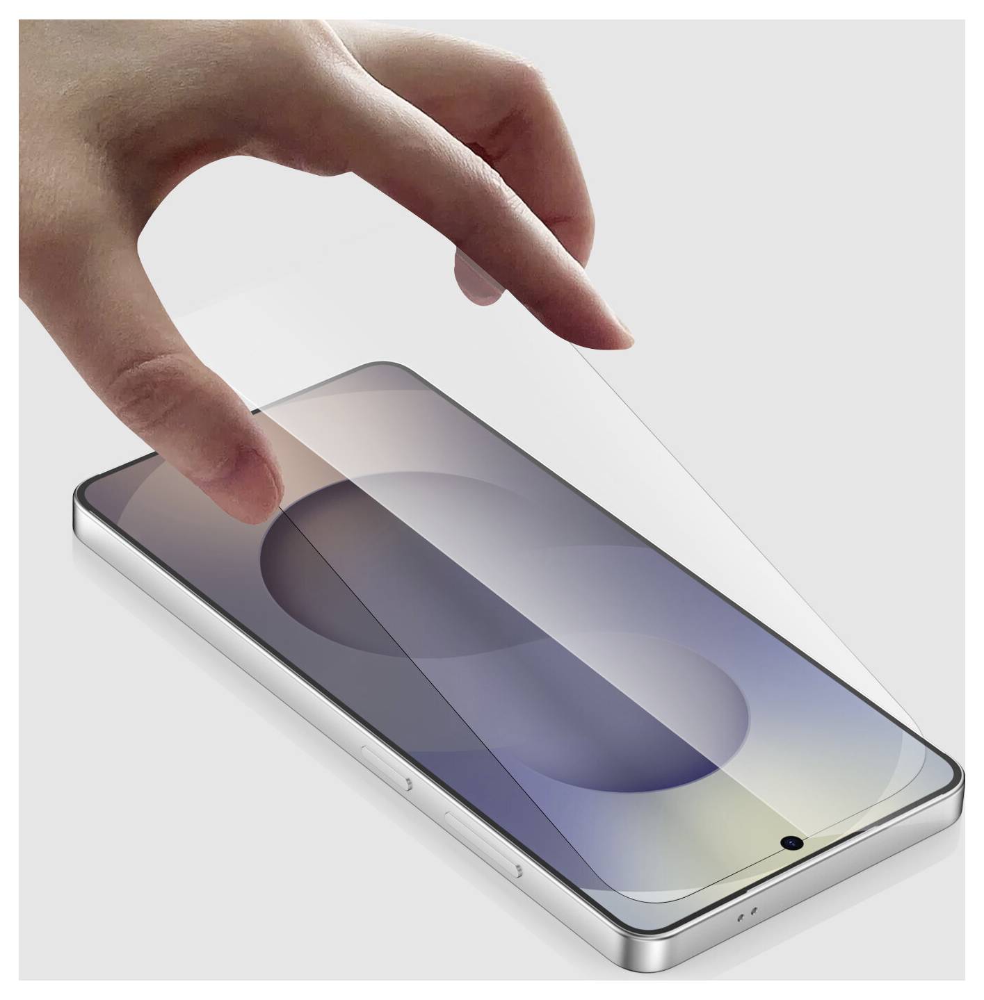 En hand applicerar en transparent skärmskydd på en modern smartphone med metallkant, mot en ljusgrå bakgrund.