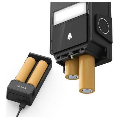 En närbild av en smart dörrklocka som drivs av två cylindriska orange batterier, med en batteriladdare visad bredvid den.