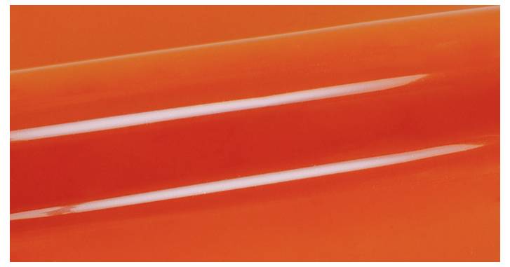 En närbild av två glansiga, parallella orange stänger som skapar ett minimalistiskt och abstrakt mönster med reflekterande ljuseffekter.