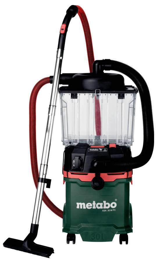 Industriell dammsugare med transparent dammbehållare, röd och svart slang, grön bas och märket "Metabo" på framsidan.