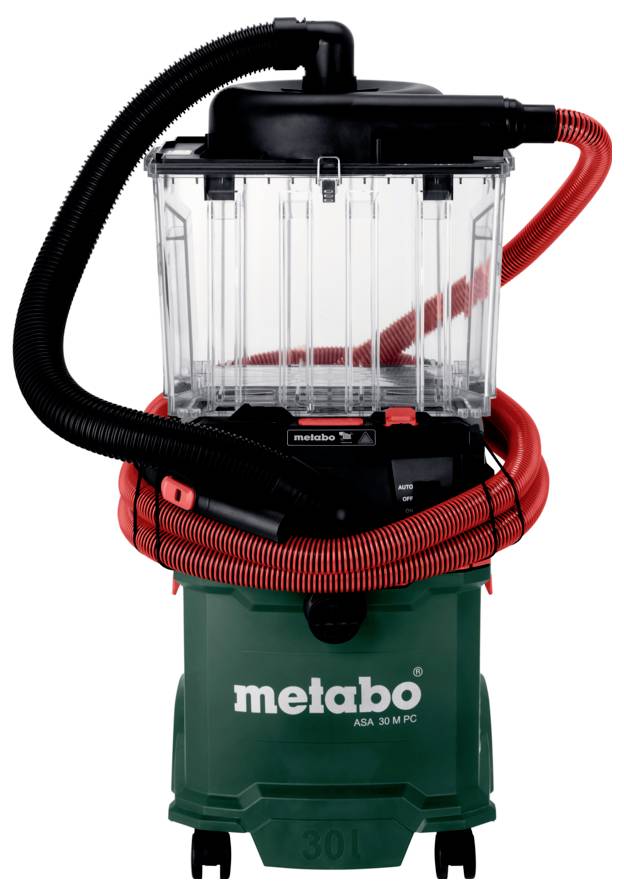 En grön och svart torr-/blötdammsugare med en röd slang lindad omkring den, med genomskinliga behållare överst, på hjul. Märket "metabo" är synligt.
