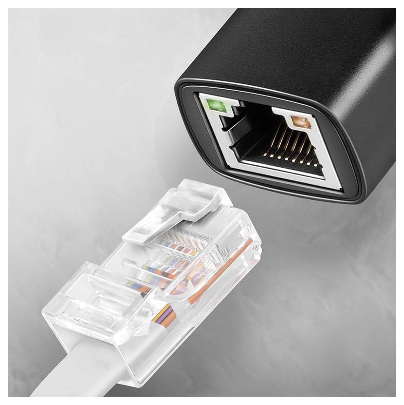 Ethernet-kabel insatt i linje med en nätverksport, som visar en närbild av en RJ45-kontakt på väg att sättas in i en enhet.