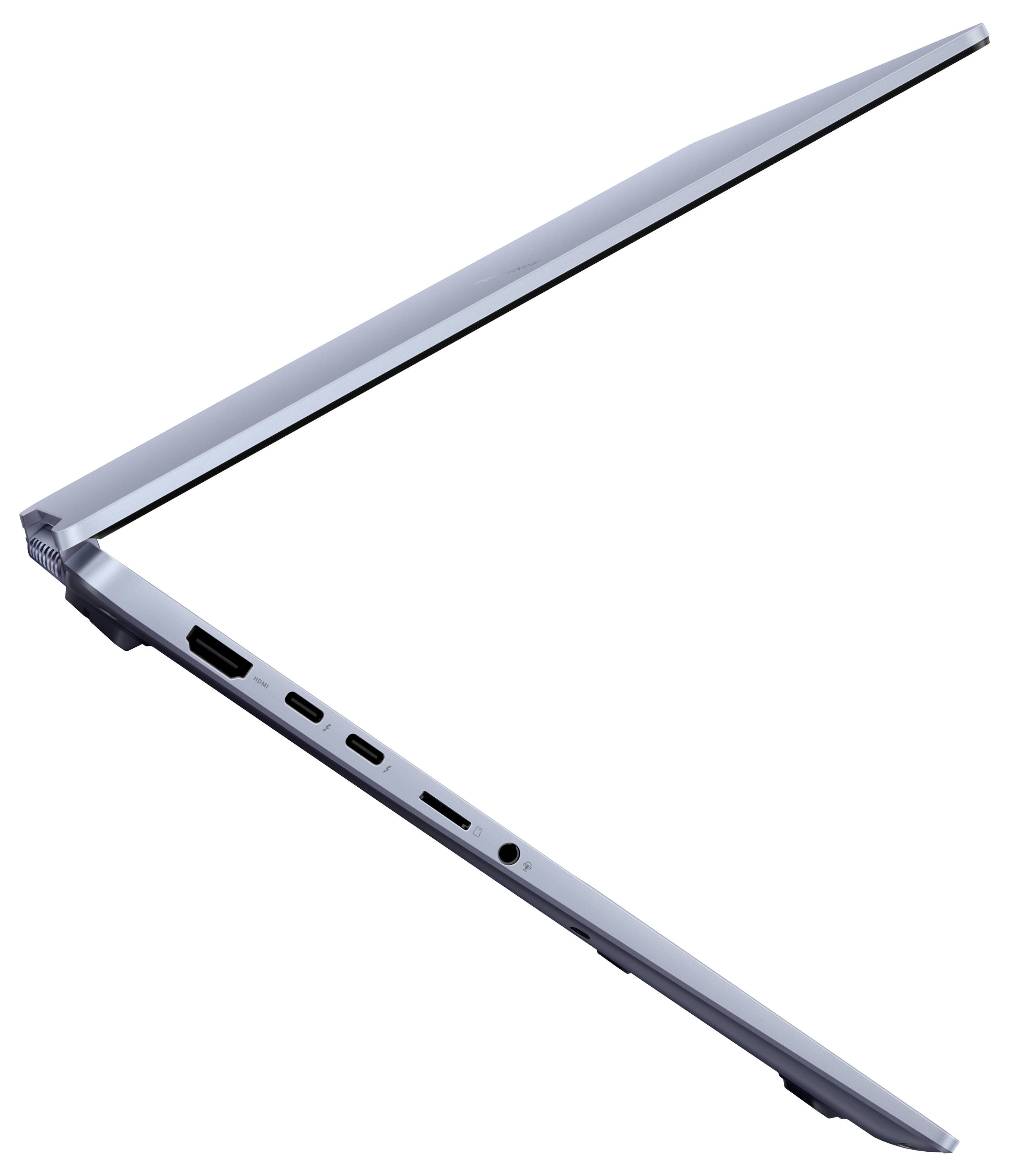 En silverfärgad bärbar dator är delvis öppen och visar sin sida med olika portar inklusive USB-C, HDMI och hörlurjack, mot en enkel bakgrund.