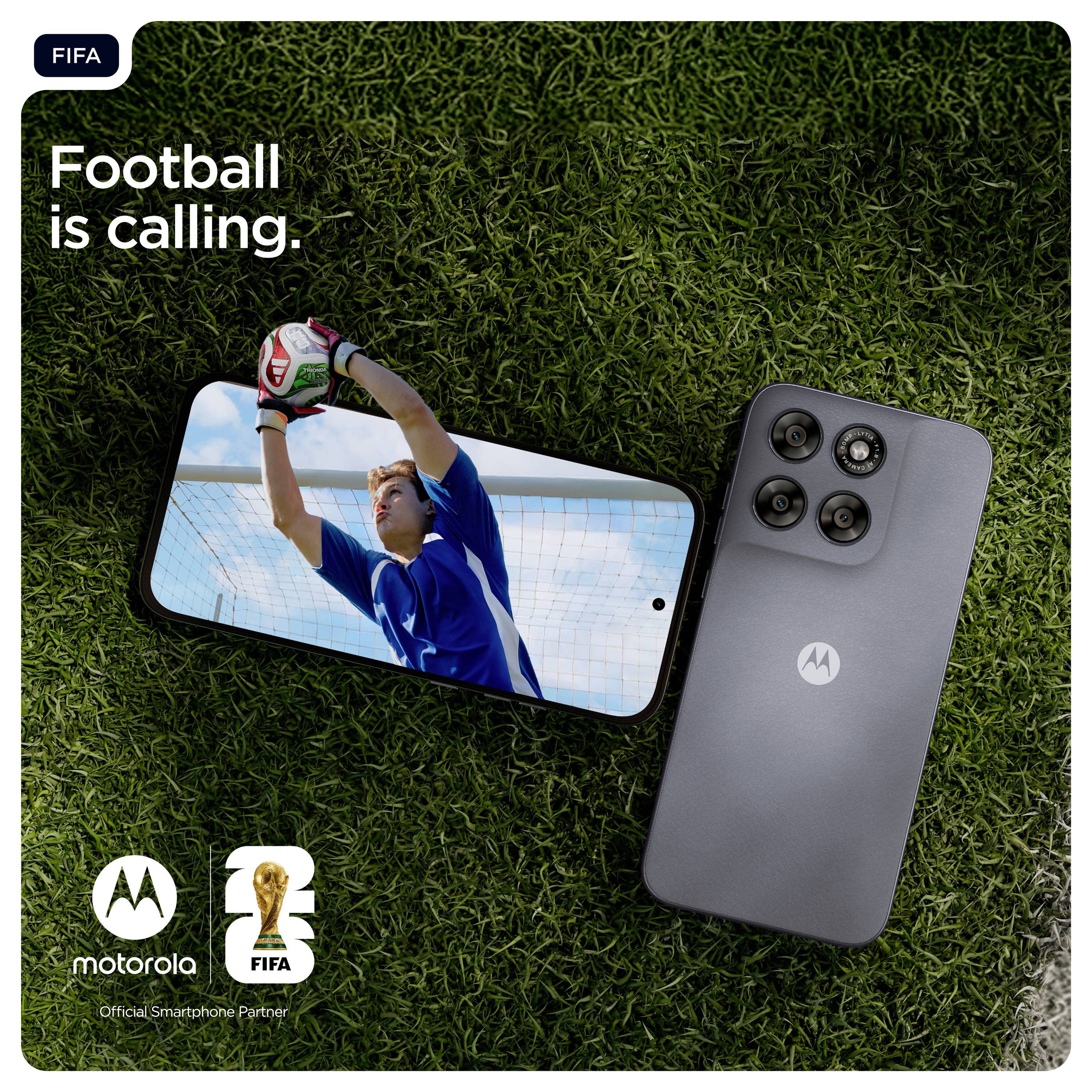 En smartphone visar en målvakt som gör en räddning, placerad på gräs. Texten lyder "Football is calling." Motorola och FIFA-logotyper är närvarande.
