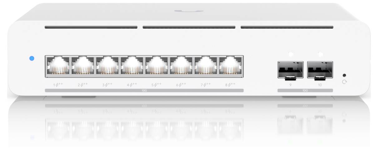 En vit nätverksbrytare med åtta Ethernetportar och två ytterligare portar på höger sida, alla på en reflekterande yta.