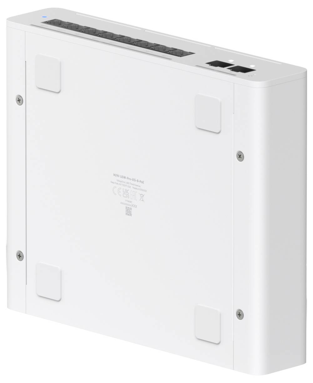 Bilden visar botten på en vit elektronisk enhet, möjligtvis en Wi-Fi-router, med synliga portar och gummifötter för stabilitet.