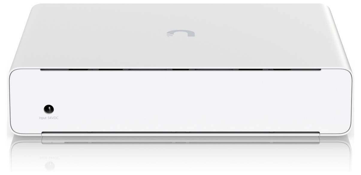 En slank vit elektronisk enhet med en liten logotyp på toppen och en enda inmatningsport märkt "DC Input" på framsidan.