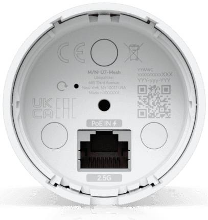 Vit Ubiquiti-enhet på baksidan som visar portar, etiketter och QR-kod. Huvudfokus på 'Poe IN'-porten märkt '2.5G'.