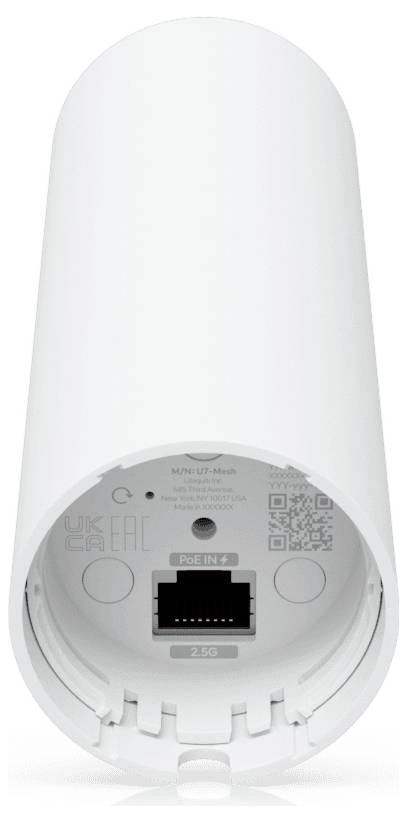 Bilden visar undersidan av en vit cylindrisk elektronisk enhet med en Ethernet-port, QR-kod och konfigurationsknappar.