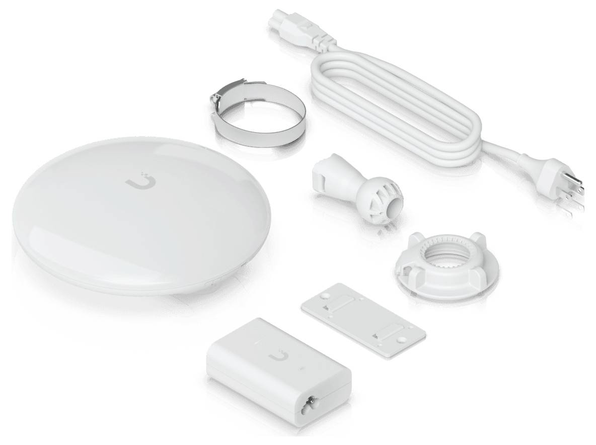 En vit trådlös åtkomstpunkt med tillbehör inklusive en klämmor, monteringsfästen, ströminjektorn och kabel på en vit bakgrund.
