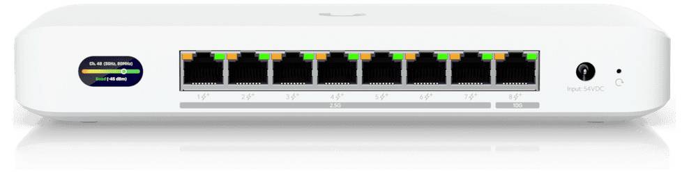 En vit nätverksbrytare med åtta Ethernet-portar, var och en med statuslampor. En statusindikatordisplay är placerad på vänster sida.