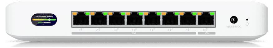 Nätverksväxel med åtta Ethernet-portar och anslutningsindikatorer som visar aktiva anslutningar. Strömknapp på höger sida.