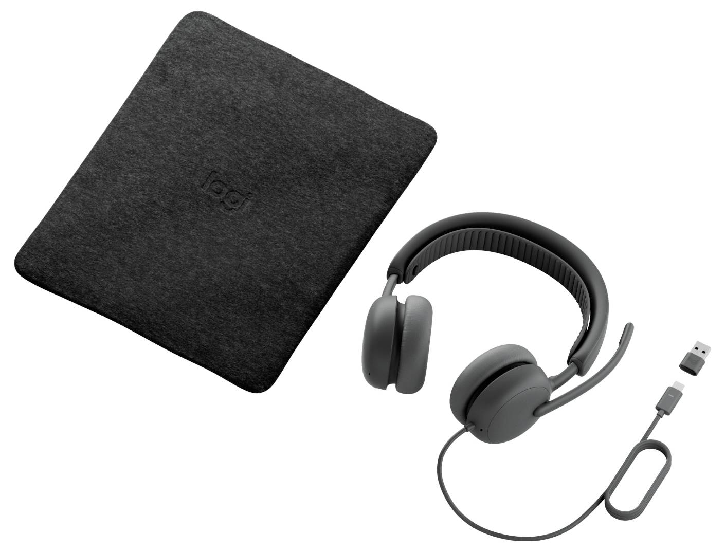 Svart kvadratisk transportväska och trådbunden över-örat headset med USB-dongel på vit bakgrund.