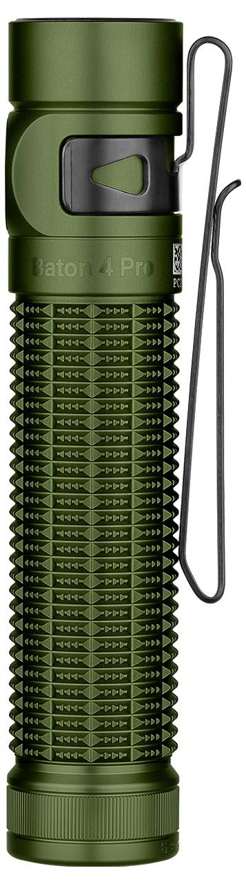 En grön ficklamp med strukturerad grepp, sidoknapp och svart klämma. Den är vertikalt orienterad och märkt "Baton 3 Pro" på sidan.