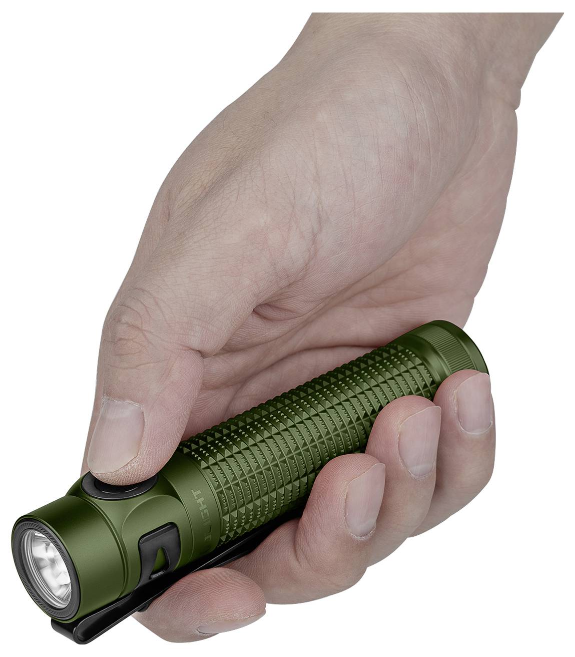 En hand som håller en grön LED-ficklampa, med ett strukturerat grepp och en strömknapp nära tummen.