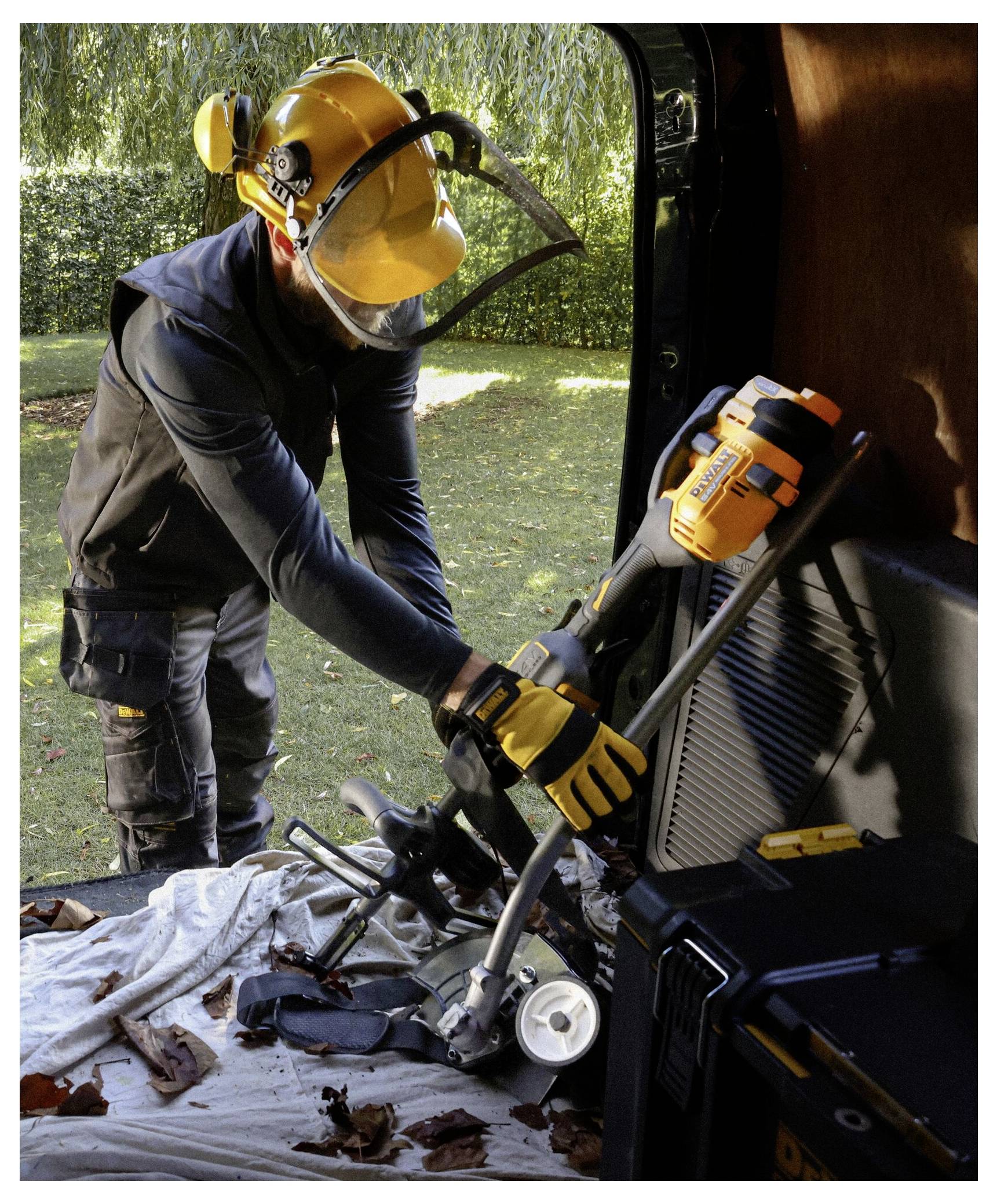 En svart och grön Torx-skruvmejsel med "FACOM"-märkning på skaftet ligger på en vit bakgrund.