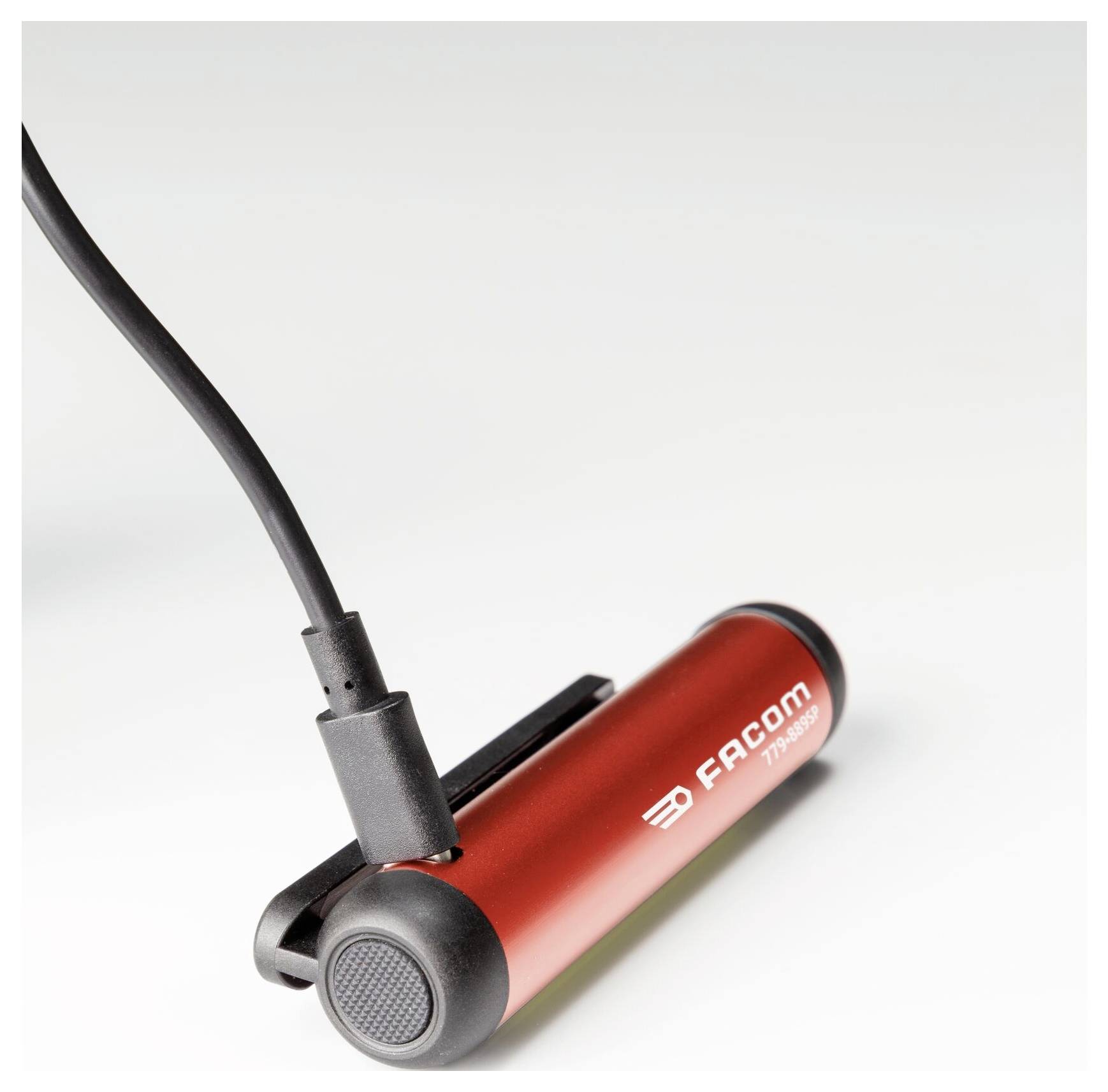 En röd och svart cylindrisk USB-hubb med flera portar, märkt med "FACOM", är ansluten via en kabel.