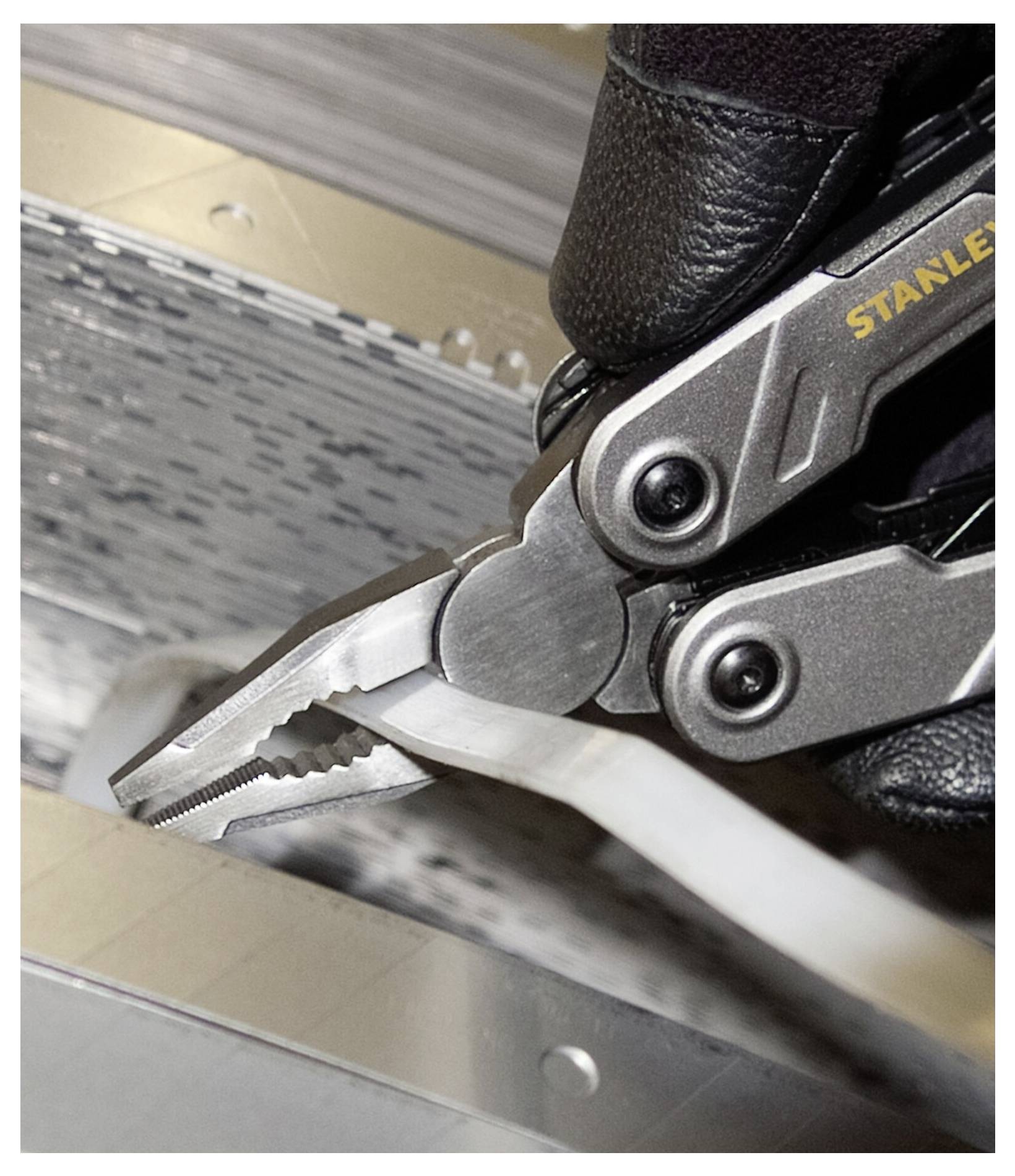 En DeWalt cirkelsåg med ett 7 1/4-tums blad, märkt "KONSTRUKTION". Den innehåller produktdetaljer såsom 18 tänder och 184 mm.