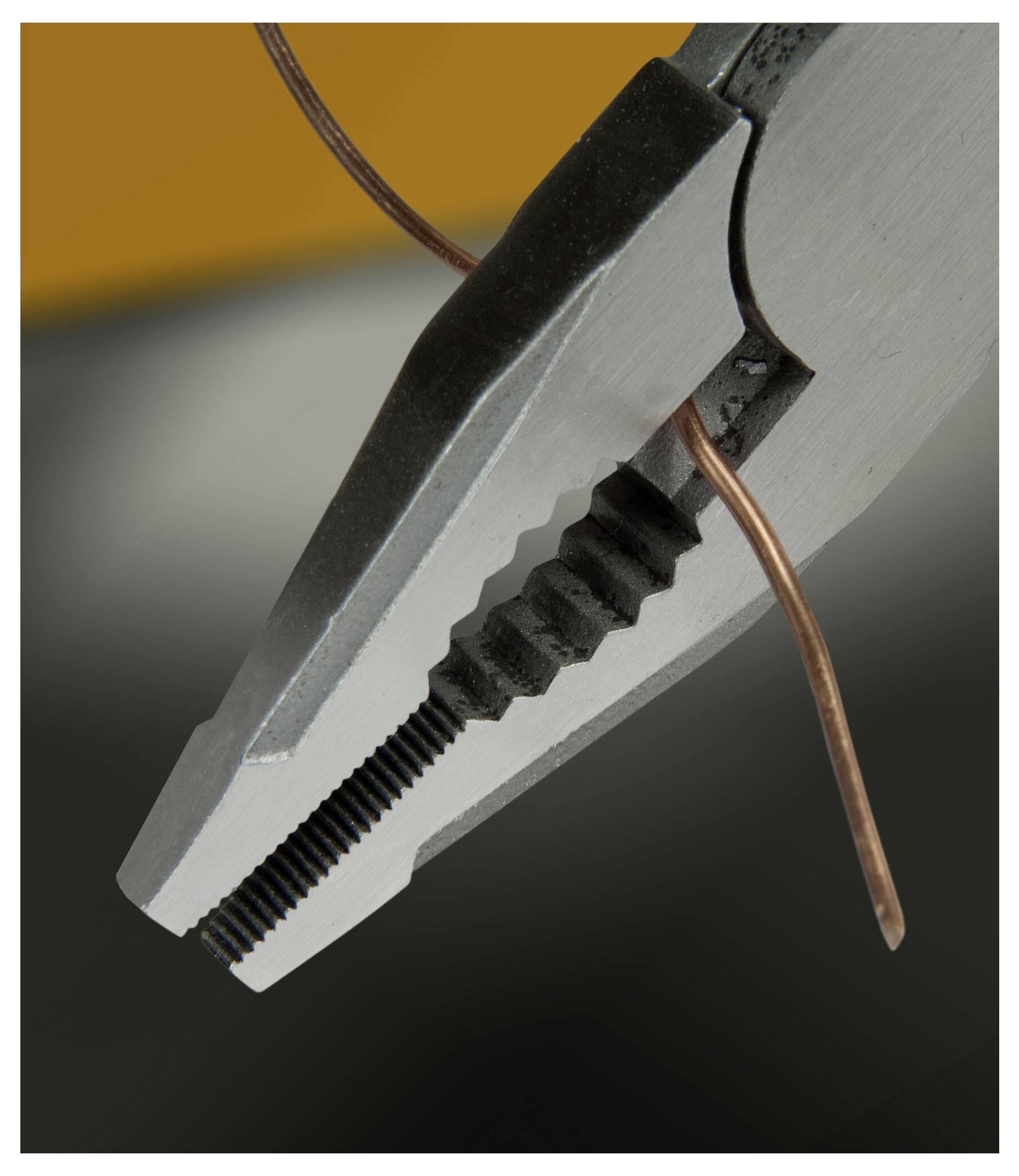 En närbildsbild av en texturerad, metallisk strömbrytare på en enhet, placerad inom en spårad, silverfärgad yta. Strömbrytaren är i ett neutralt läge.