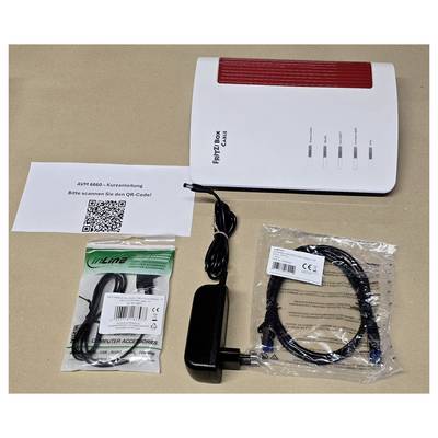 En router med röd överdel märkt "FRITZ!Box", två kablar, en liten antenn och en QR-kod.