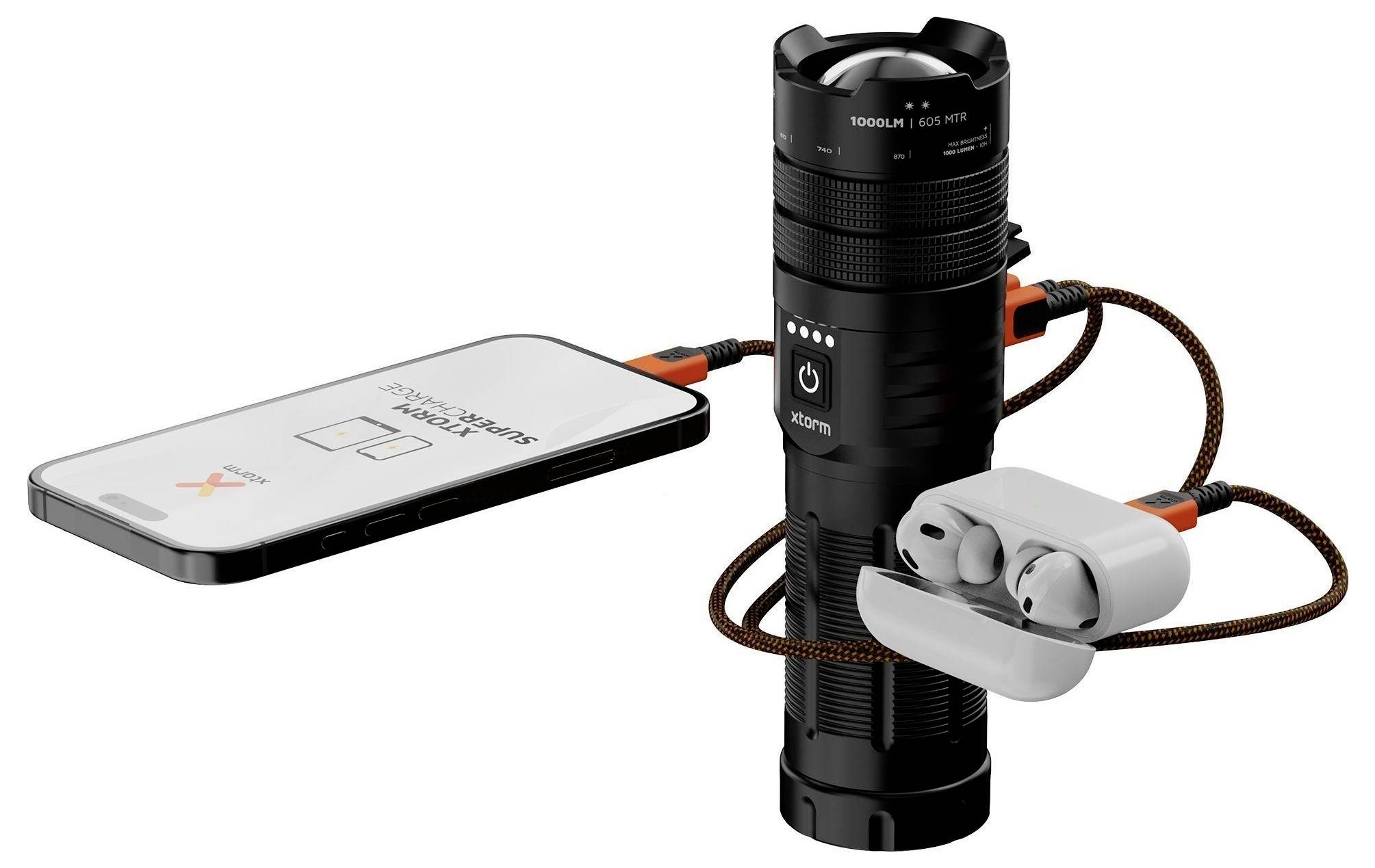 En svart ficklampa med strömknappar laddar en smartphone och hörlurar via två bifogade kablar.
